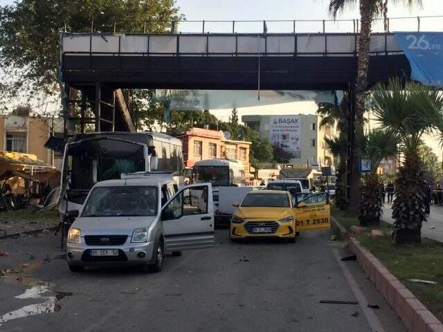 Son Dakika: Adana'da polisleri taşıyan otobüse bombalı saldırı