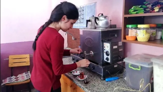 Üniversite mezunu ve KPSS 84.'sü genç kız, babasının çay ocağında çaycılık yapıyor Üniversite mezunu ve KPSS 84.'sü genç kız, babasının çay ocağında çaycılık yapıyor