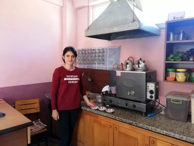 Üniversite mezunu ve KPSS 84.'sü genç kız, babasının çay ocağında çaycılık yapıyor Üniversite mezunu ve KPSS 84.'sü genç kız, babasının çay ocağında çaycılık yapıyor