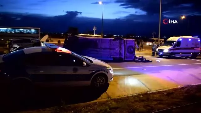 Malatya'da yolcu taşıyan minibüsle otomobilin çarpışması sonucu meydana gelen kazada 2 kişi öldü, 16 kişi yaralandı ile ilgili görsel sonucu