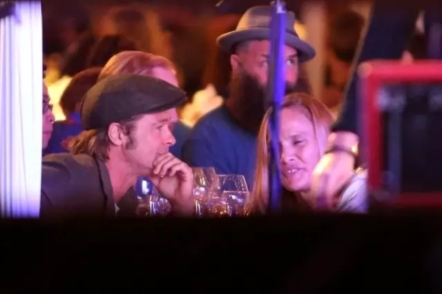 11 yıl evli kaldığı Angelina Jolie ile boşanan Brad Pitt, yeni sevgilisiyle görüntülendi 11 yıl evli kaldığı Angelina Jolie ile boşanan Brad Pitt, yeni sevgilisiyle görüntülendi