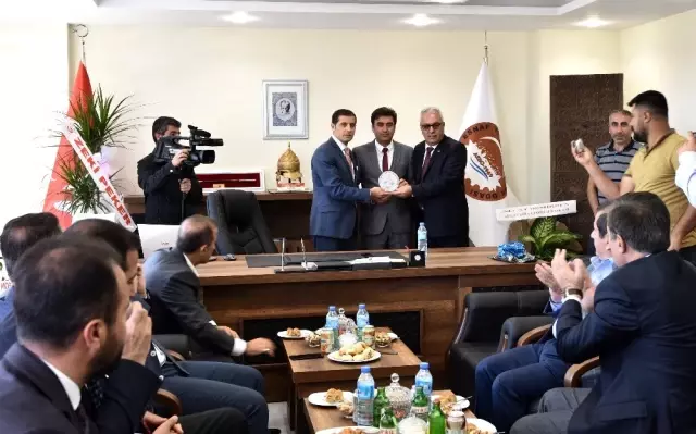 Ahlat Esnaf ve Sanatkarlar Odasının yeni hizmet binası açıldı Ahlat Esnaf ve Sanatkarlar Odasının yeni hizmet binası açıldı