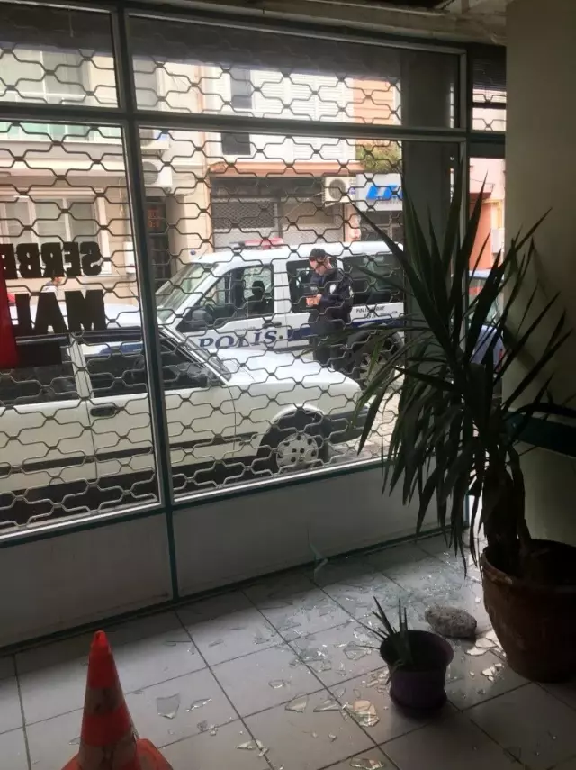 AK Parti'nin eski Menemen İlçe Başkanının iş yerine taşlı saldırı AK Parti'nin eski Menemen İlçe Başkanının iş yerine taşlı saldırı