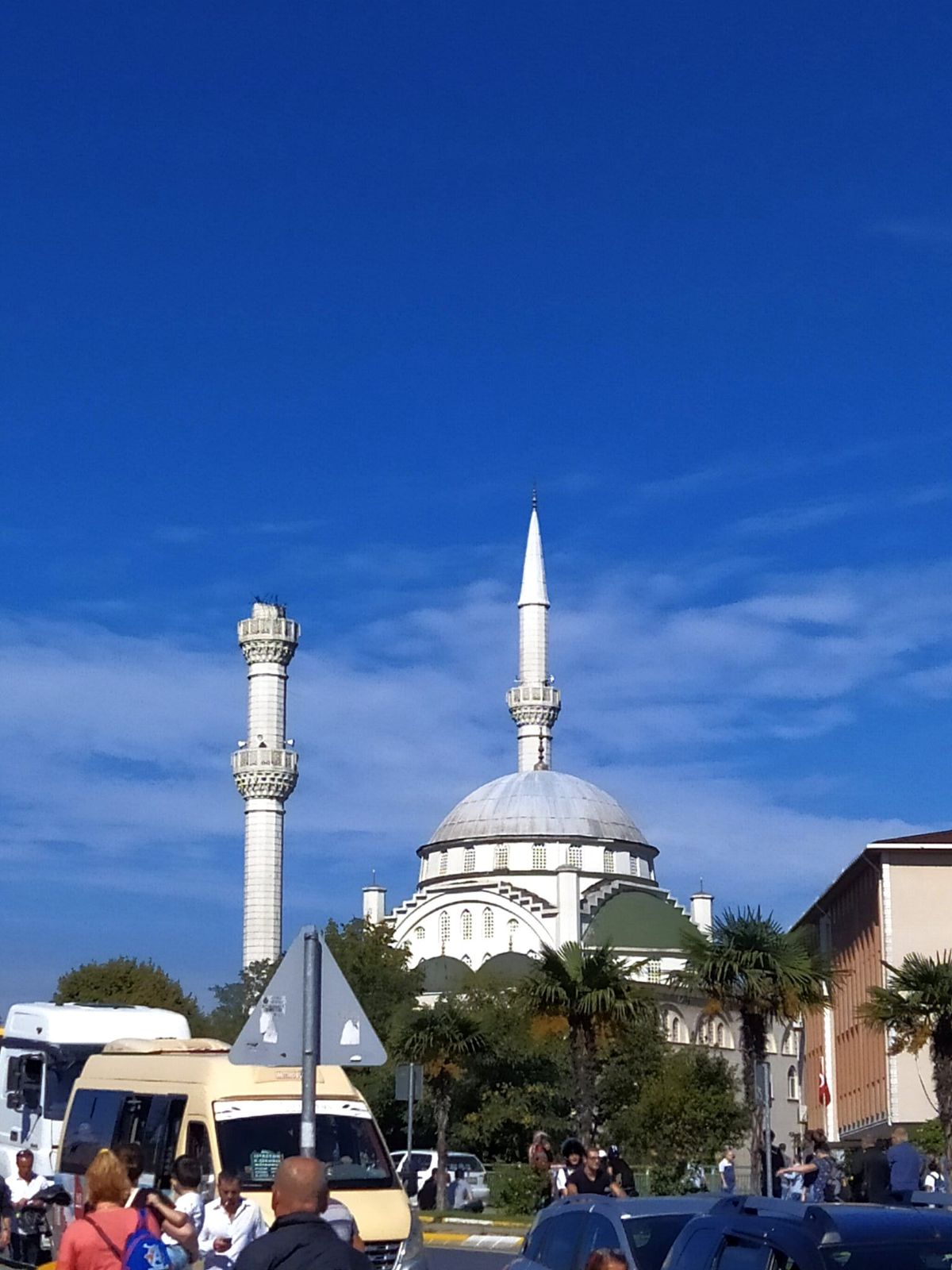 Avcılar'da depremden dolayı cami minaresi yıkıldı