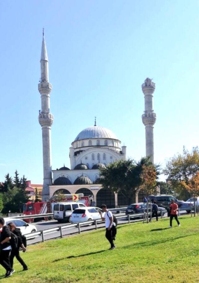 Avcılar'da depremden dolayı cami minaresi yıkıldı