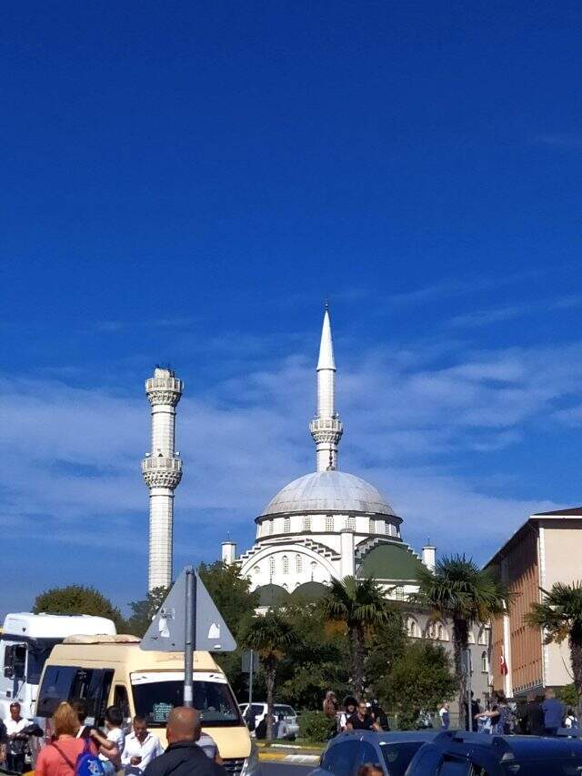 Avcılar'da depremden dolayı cami minaresi yıkıldı