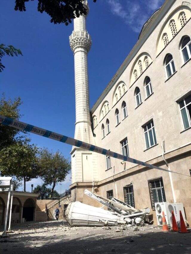 Avcılar'da depremden dolayı cami minaresi yıkıldı