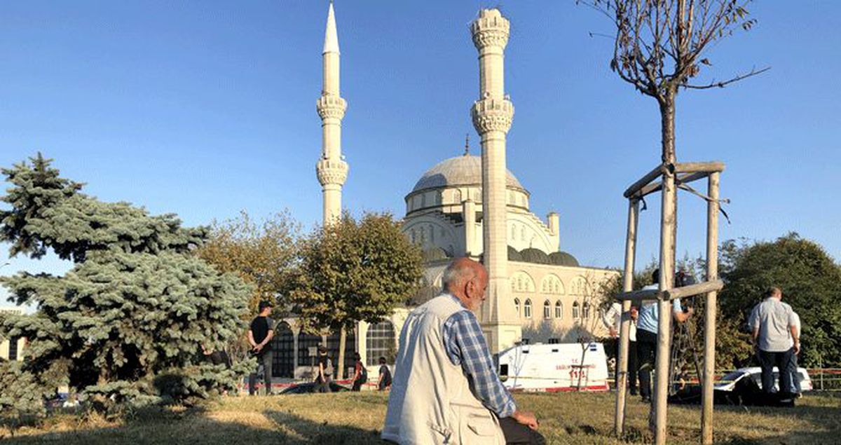 Bir vatandaş Avcılar'da deprem nedeniyle minaresi yıkılan caminin önünde namaz kıldı