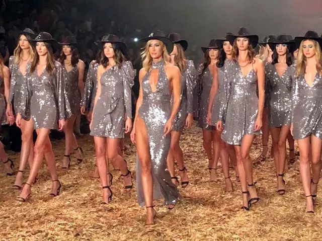 Çağla Şıkel, baş manken olduğu defilede frikik verdi Çağla Şıkel, baş manken olduğu defilede frikik verdi