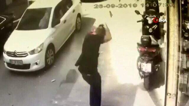 Deprem anında vatandaşın başına tuğla düştüğü anlar kameralar tarafından kaydedildi