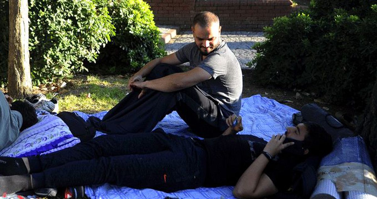 Deprem sebebiyle evlerine girmek istemeyen vatandaşlar boş alanlara akın etti
