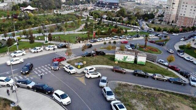 Evlerine girmek istemeyen vatandaşlar boş alanlara akın etti