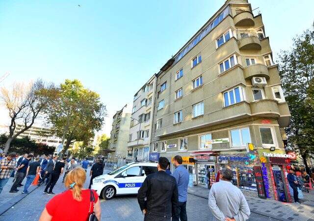 İstanbul'da meydana gelen deprem sonrası Taksim'deki binada kayma meydana geldi