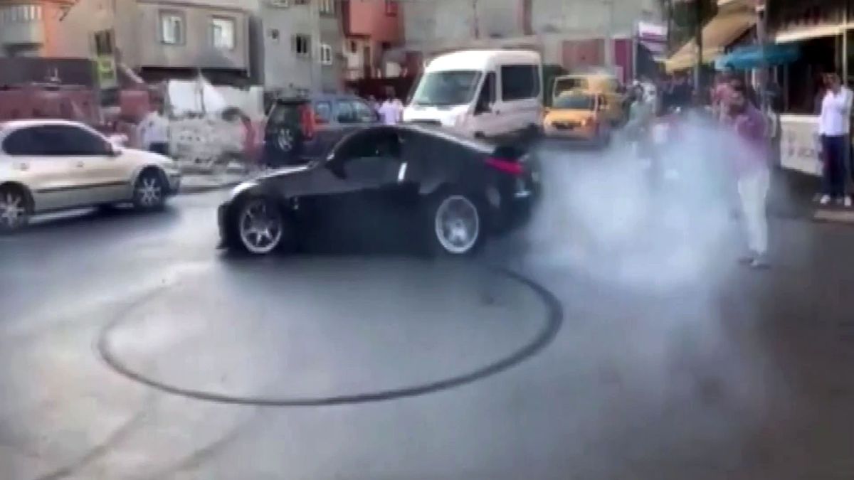 İstanbul'da trafik magandaları sokakta drift yaptı