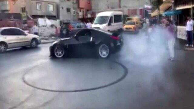 İstanbul'da trafik magandaları sokakta drift yaptı