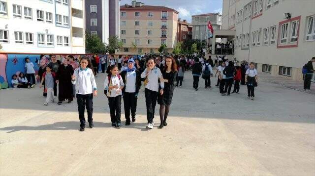 İstanbul'daki 5.8 büyüklüğündeki depremin ardından 15 artçı sarsıntı yaşandı