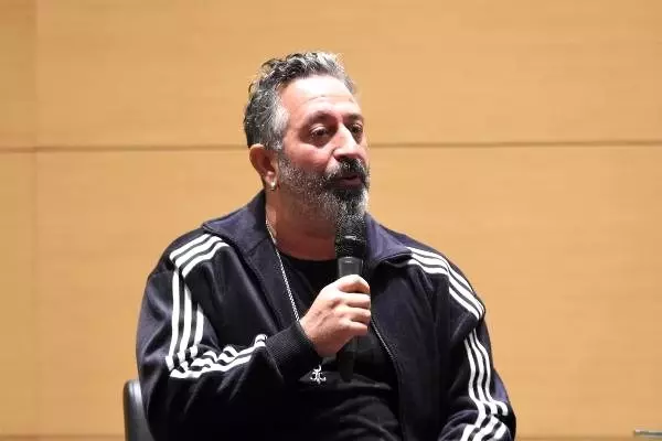 İzmir'de söyleşiye katılan Cem Yılmaz'ın aklı İstanbul'daki oğlunda kaldı İzmir'de söyleşiye katılan Cem Yılmaz'ın aklı İstanbul'daki oğlunda kaldı