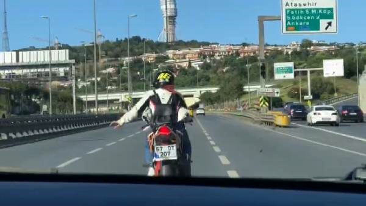 Motosiklet üzerinde dans eden kadın kamerada