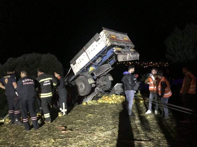 Kontrolden çıkan tır, altına aldığı otomobili uçuruma sürükledi: 2 ölü, 3 yaralı