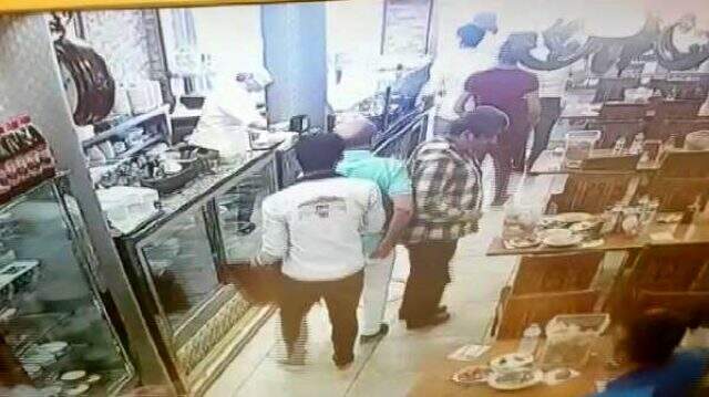 Lokantada depreme yakalanan vatandaş herkes kaçarken yemeğine devam etti