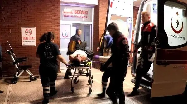 Oğlunu bıçaklayıp kaçan baba, pencereden girdiği evde polise yakalandı Oğlunu bıçaklayıp kaçan baba, pencereden girdiği evde polise yakalandı