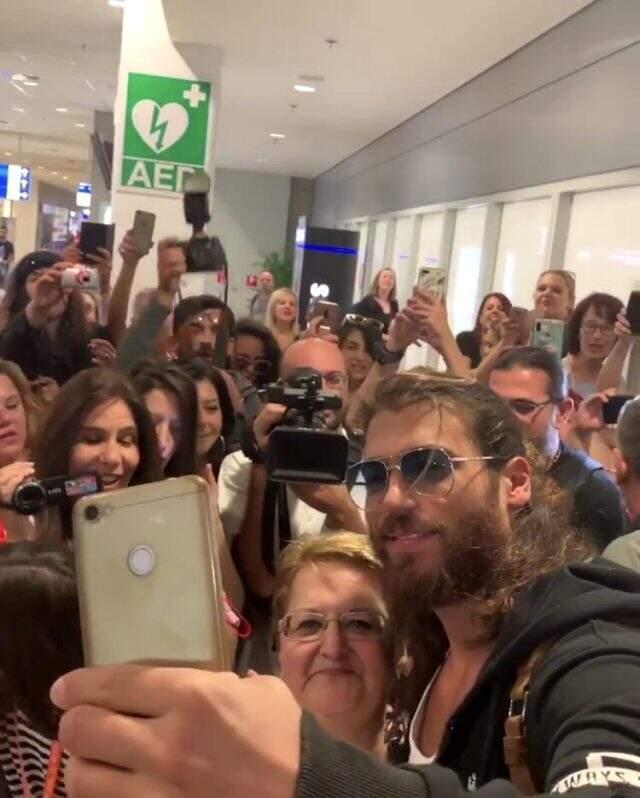 Oyuncu Can Yaman, Yunan bayrağının önünde orta parmak hareketi yaptı