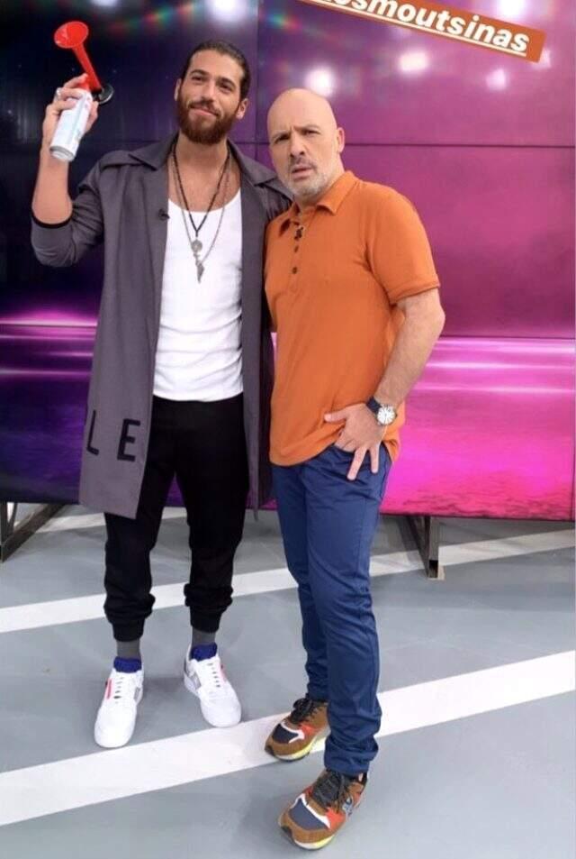 Oyuncu Can Yaman, Yunan bayrağının önünde orta parmak hareketi yaptı