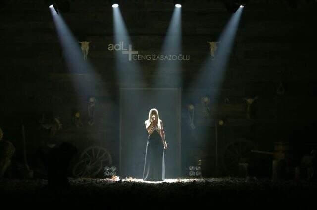 Şarkıcı Gülşen, siyah cesur elbisesiyle tüm dikkatleri üzerine çekti