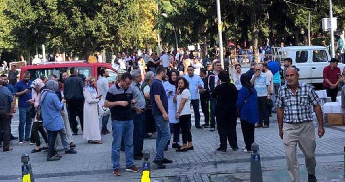 Depreme ait kamera görüntüleri ortaya çıktı! Vatandaşlar büyük panik yaşadı