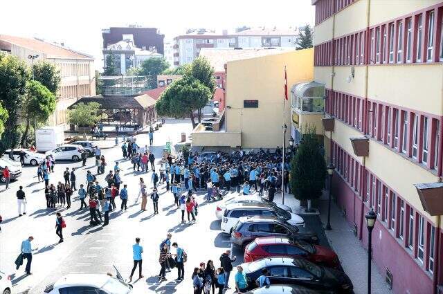 Son Dakika: İstanbul'daki deprem sonrası; İstanbul, Kocaeli ve Bursa'da okullar tatil edildi