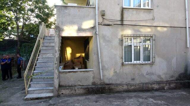 Tekirdağ'da bir binada deprem dolayısıyla boydan boya çatlaklar oluştu