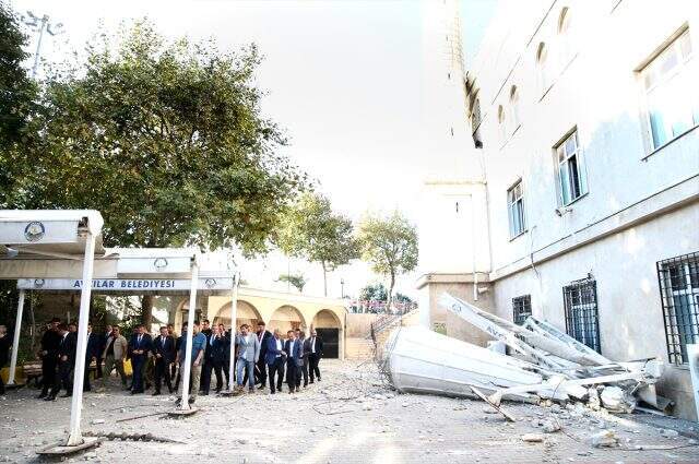 Avcılar'daki minarenin yıkılma anlarının görüntüsü ortaya çıktı