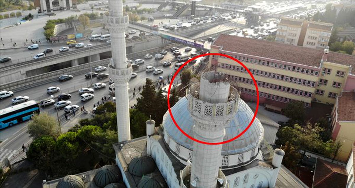Dün yaşanan depremde Avcılar'daki minarenin yıkılma anlarının görüntüsü ortaya çıktı