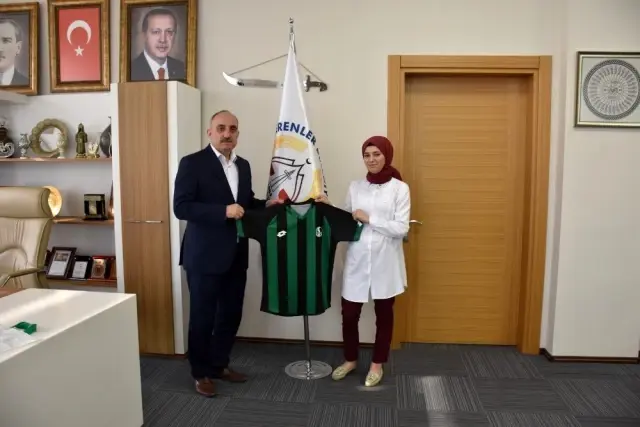 Başkan Kılıç, Sakaryaspor formalarını takdim etti Başkan Kılıç, Sakaryaspor formalarını takdim etti
