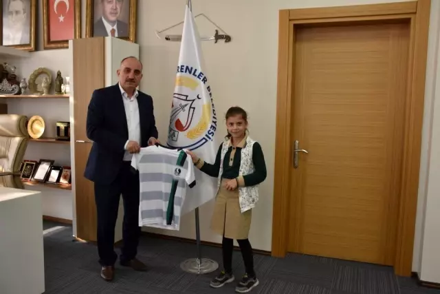 Başkan Kılıç, Sakaryaspor formalarını takdim etti Başkan Kılıç, Sakaryaspor formalarını takdim etti