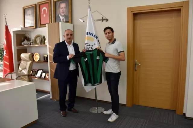 Başkan Kılıç, Sakaryaspor formalarını takdim etti Başkan Kılıç, Sakaryaspor formalarını takdim etti