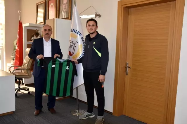 Başkan Kılıç, Sakaryaspor formalarını takdim etti Başkan Kılıç, Sakaryaspor formalarını takdim etti