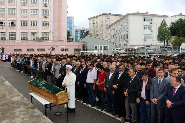 Depremde kalp krizi geçirerek ölen öğretmen, okulundan son yolculuğuna uğurlandı