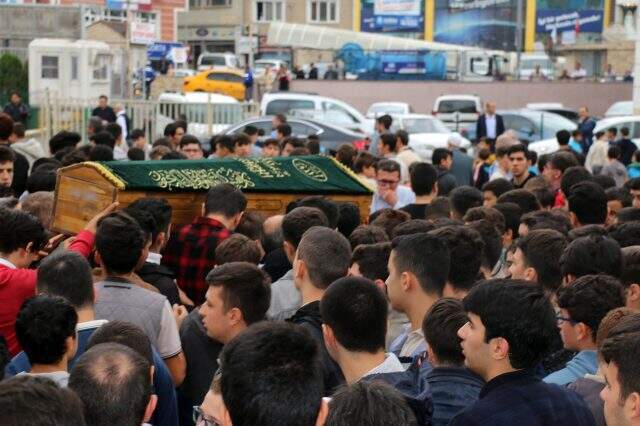 Depremde kalp krizi geçirerek ölen öğretmen, okulundan son yolculuğuna uğurlandı