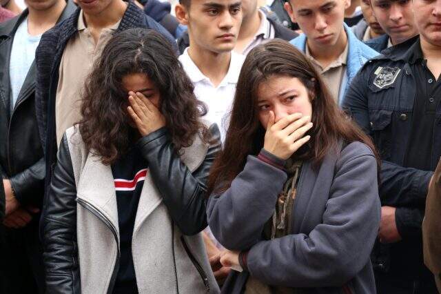 Depremde kalp krizi geçirerek ölen öğretmen, okulundan son yolculuğuna uğurlandı