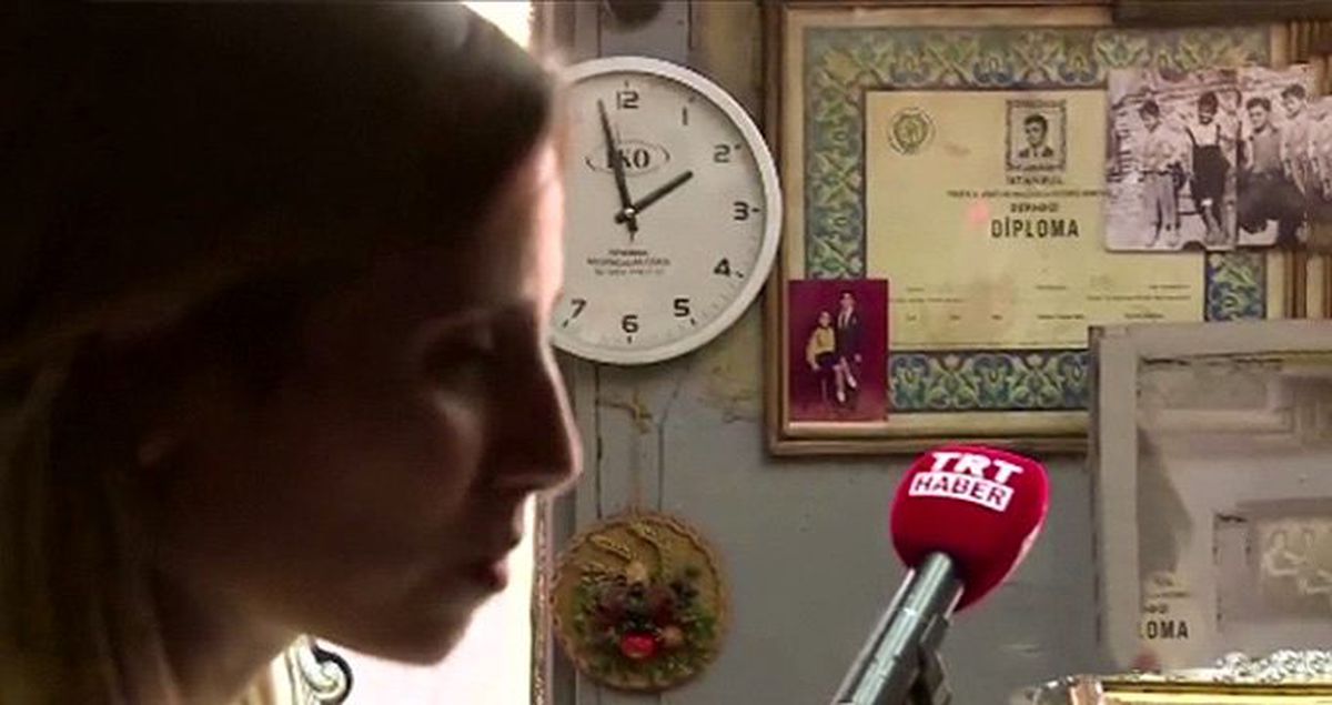 Depreme röportaj yaparken yakalanan TRT muhabirinin sakinliği kameralara yansıdı