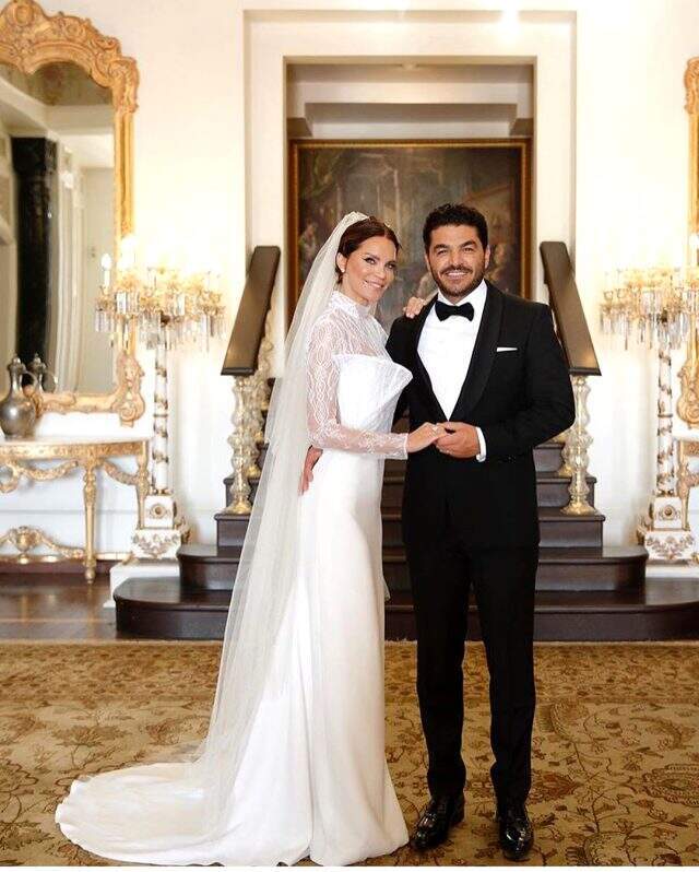 Dün akşam evlenen Ebru Şallı'nın tektaşının büyüklüğü herkesi şaşkına çevirdi