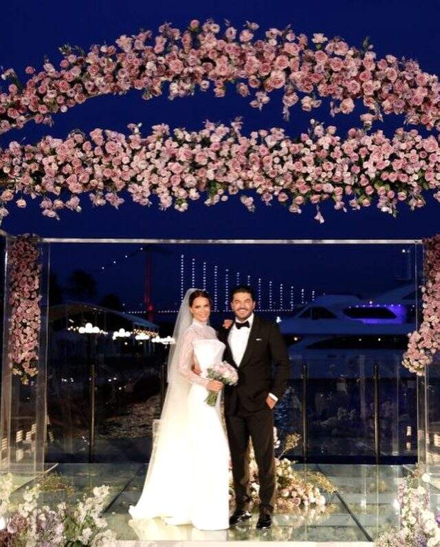 Dün akşam evlenen Ebru Şallı'nın tektaşının büyüklüğü herkesi şaşkına çevirdi