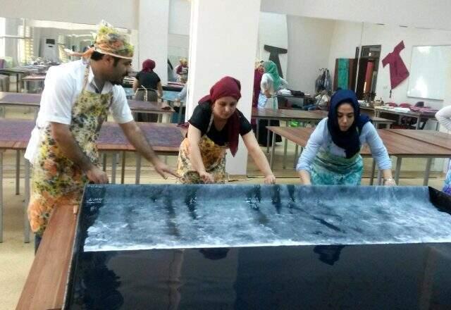 Ebru sanatına yeni boyut kazandırdı