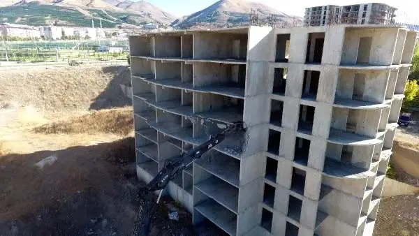 Erzurum'da new city konutlarını yıkan firma yetkilisi: mezarlık inşa edilmiş Erzurum'da new city konutlarını yıkan firma yetkilisi: mezarlık inşa edilmiş