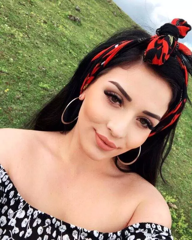 Evlilik programıyla ünlenen Hazal Babalık'ın sevgilisiyle verdiği pozlara beğeni yağdı
