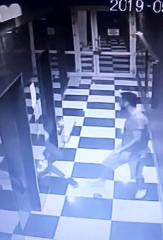 Genç kızı asansör boşluğuna böyle itti! Dehşete düşüren olayın görüntüleri çıktı