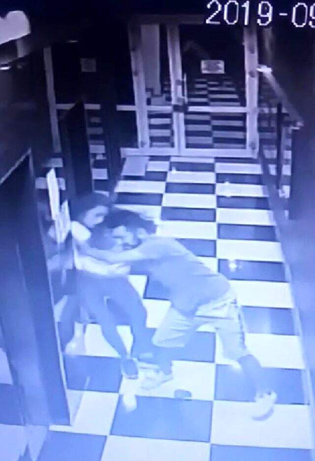 Genç kızı asansör boşluğuna böyle itti! Dehşete düşüren olayın görüntüleri çıktı
