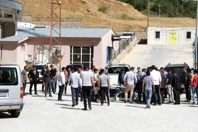 Hakkari'de öğrenci servisi şarampole devrildi: 3 ölü, 3 yaralı