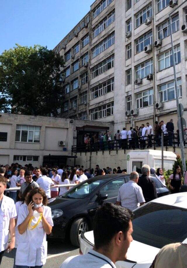 İstanbul Üniversitesi öğrencilerinden 'hasarlı bina' eylemi: Oturma eylemi başlattılar